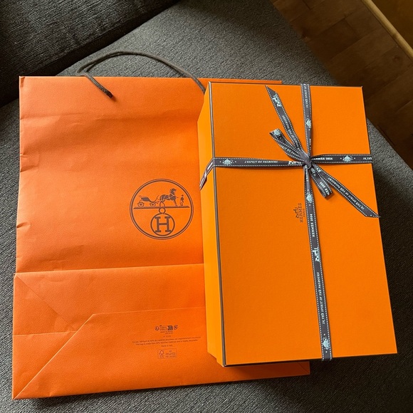 Hermes box and shopping bag bundle
Authentic, bought fr Paris early this yr2024 - Picture 10 of 11